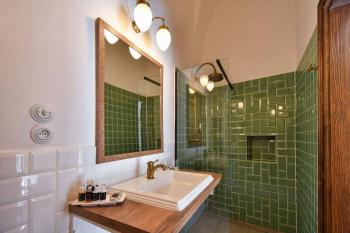 Forecastle - Luxury Apartment - bathroom with shower